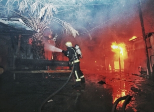 حريق في بركسات يقطنه عمال بحي أم الجود دون حدوث إصابات في الارواح ولله الحمد 