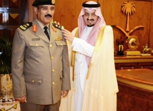 أميرعسير يقلّد مدير إدارة مكافحة المخدرات رتبته الجديدة