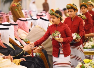 سمو أمير جازان يزور رئيس محكمة الاستئناف ويعايد أيتام دار الرعاية والمرضى بمستشفى الملك فهد ..