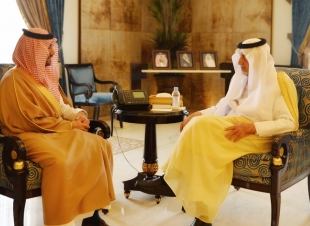 الأمير خالد الفيصل   يستقبل الأمير عبد العزيز بن تركي الفيصل بمقر الامارة بجدة