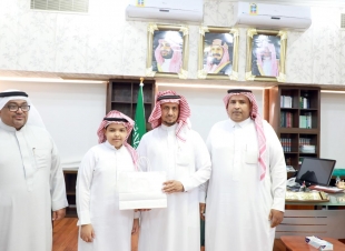 مدير تعليم جازان يكرم الطالب الحمدي الذي تبرع بجائزة تفوقه صدقة عن زميله المتوفي جازان
