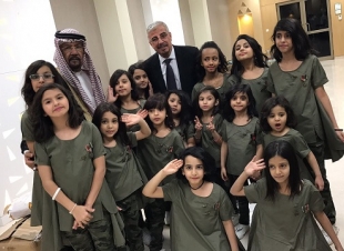 بحضور كوكبة من السفراء ومدراء الجامعات وشخصيات بارزة ملتقى رواد ومواهب يحي الوطن في يومه الوطني الـ ٨٧
