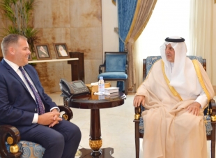 القنصل العام بيري بيتش في ضيافة  الأمير خالد الفيصل