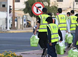 صندوق الشهداء يشارك أهالي تبوك توزيع وجبات الإفطار على الصائمين  
