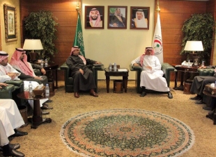 رئيس الهلال الأحمر يستقبل رئيس وأعضاء لجنة أصدقاء الهلال الأحمر بمنطقة الرياض