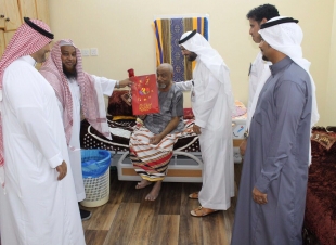 برنامج الطب المنزلي بمستشفى ألملك فهد المركزي بجازان بمعايدة مرضى الطب المنزلي بمنازلهم في إطار المشاركه المجتمعيه ومن مبدأ تفعيل الجانب الانساني