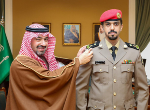 نائب أمير تبوك يقلد مساعد قائد أمن الإمارة رتبته الجديدة 