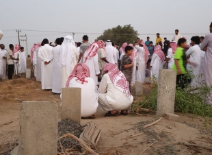 جموع غفيرة تشيع جثمان الاستاذ علي بن إسماعيل ابوشنب 