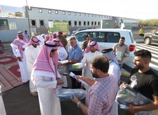 محافظ خيبر يدشن مدينة الحجاج ويستقبل الوفود ويقدم لهم الهدايا