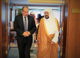 السفير البريطاني يشيد بالعلاقات السعودية البريطانية ومواقف المملكة في محاربة الإرهاب والتطرف