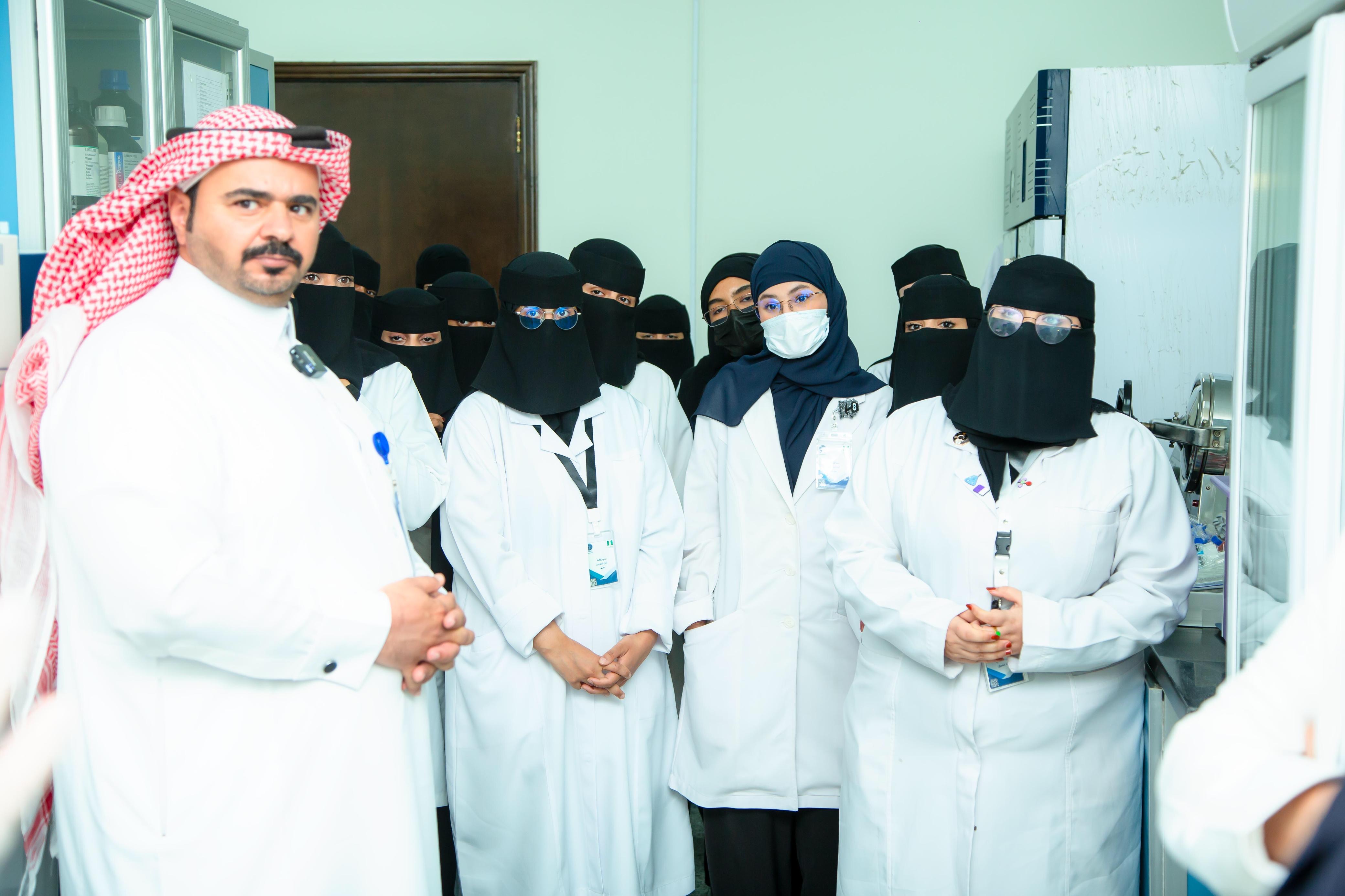 مختبر أمانة تبوك لسلامة الغذاء يستقبل وفدًا من قسم الكيمياء بجامعة تبوك 