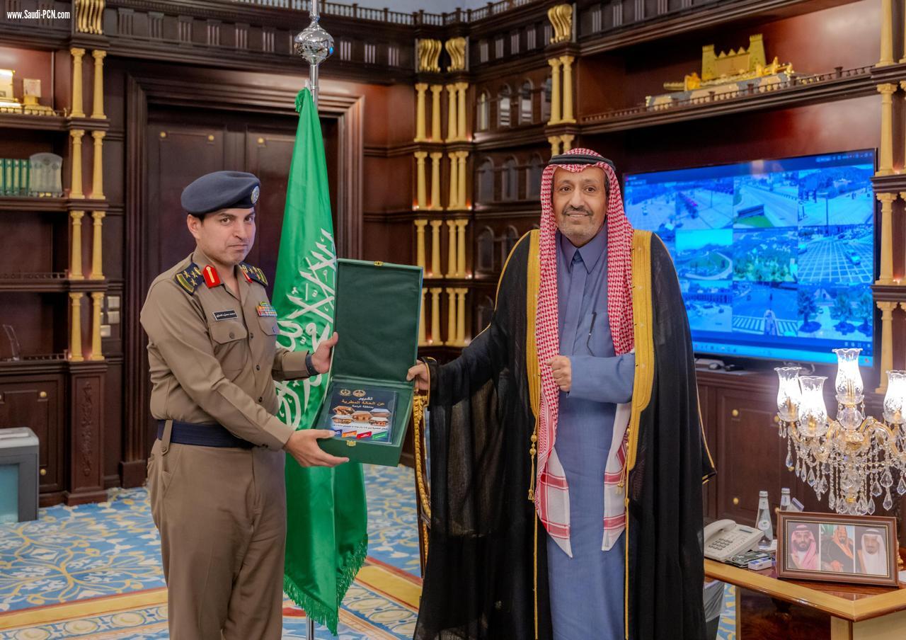  أمير الباحة يستقبل مدير الدفاع المدني ويتسلم تقرير عن الحالة المطرية