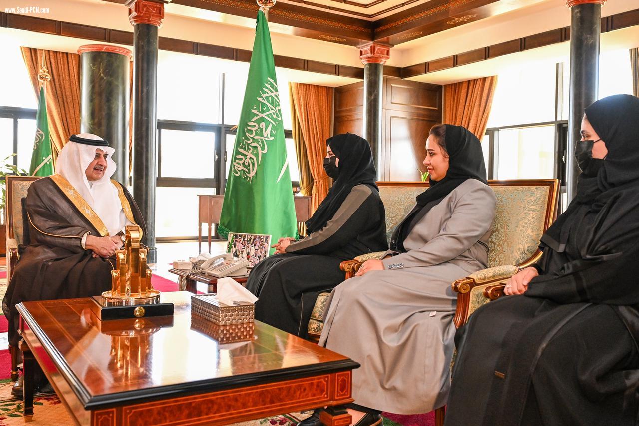  أمير تبوك يستقبل الأمين العام لمجلس منطقة جازان مشيداً  سموه بدور المرأة السعودية