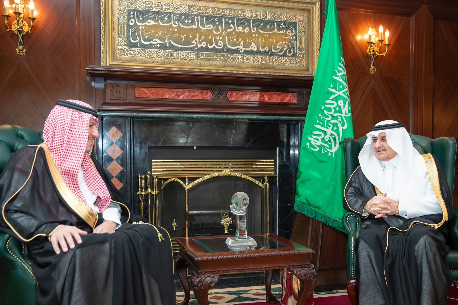 أمير تبوك يستقبل رئيس هيئة الرقابة ومكافحة الفساد  