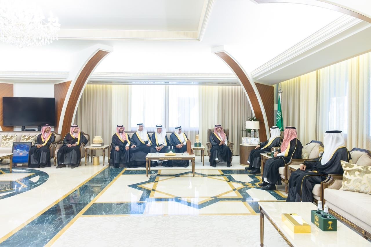 أمير المنطقة الشرقية ونائبه يستقبلان مجلس إدارة نادي الفتح