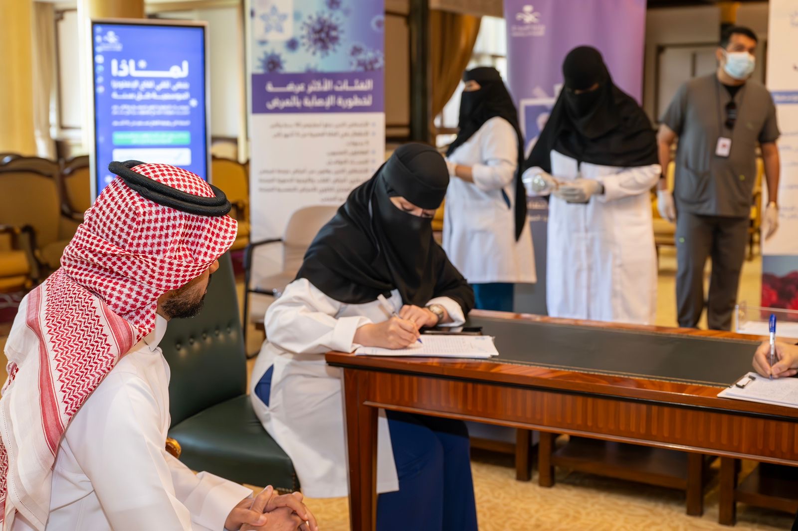 نائب أمير تبوك يدشن حملة التطعيم ضد الانفلونزا الموسمية بالمنطقة   