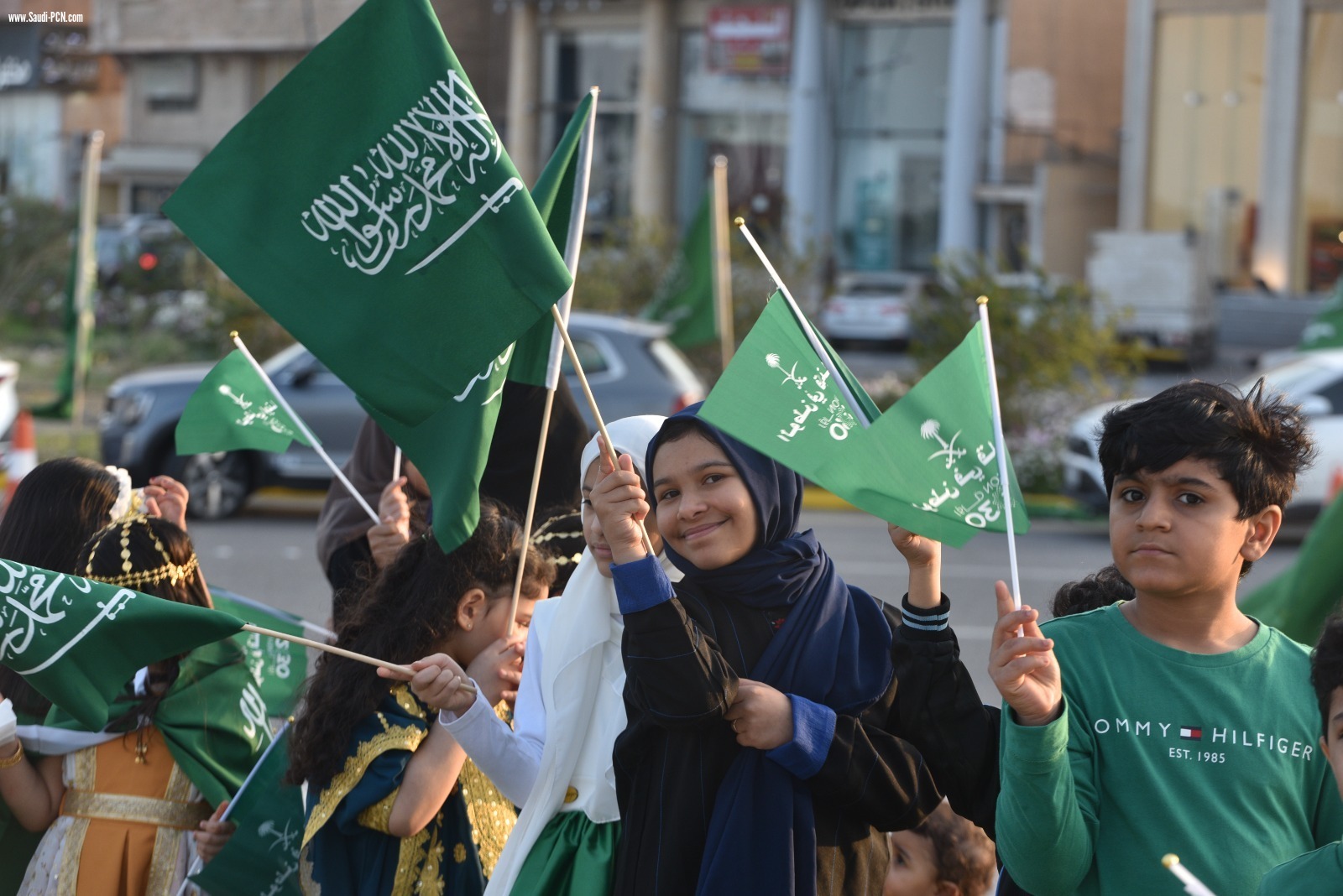 بلدية القطيف تحتفي بمسيرة العَلَم بمناسبة يوم العلم السعودي*