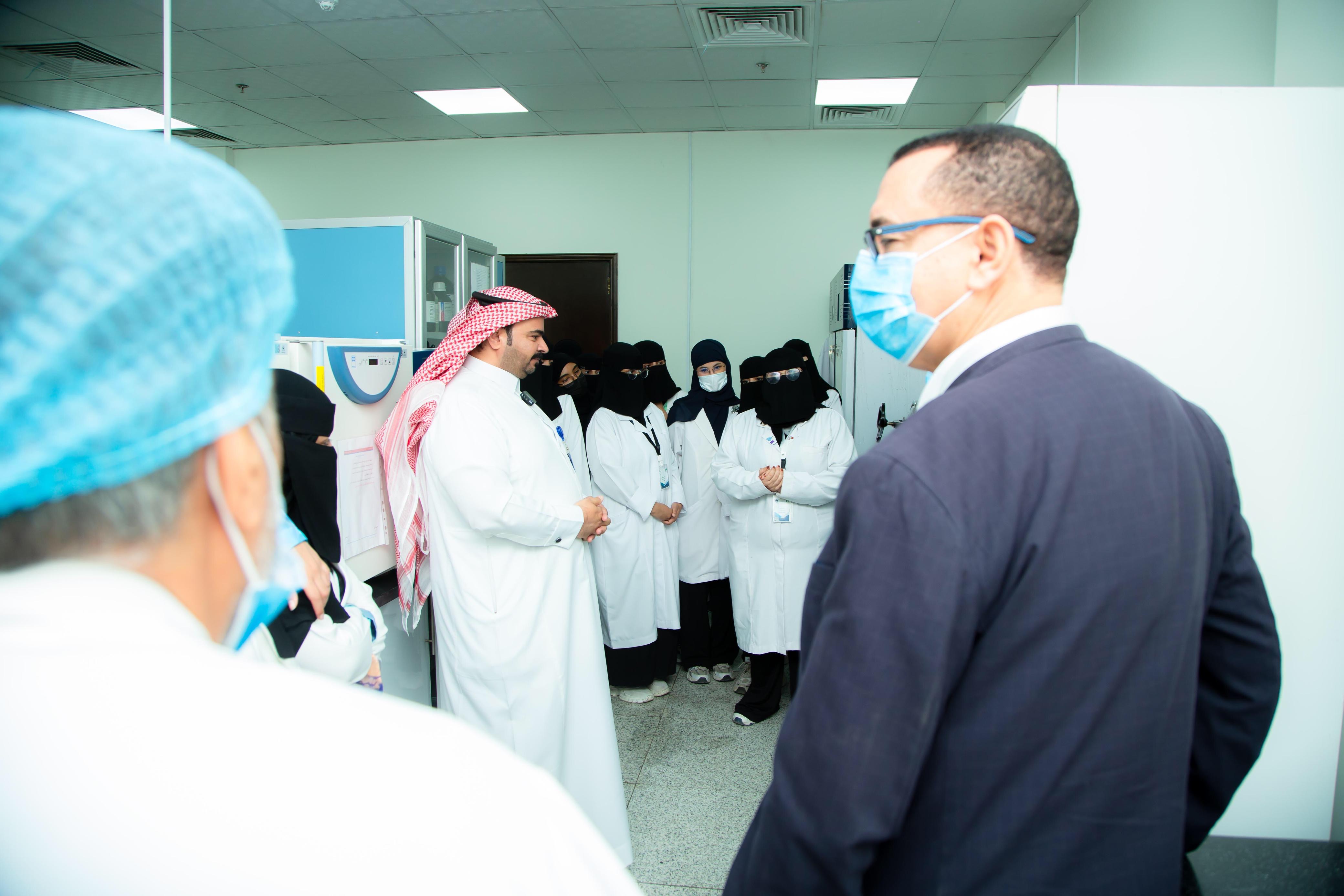 مختبر أمانة تبوك لسلامة الغذاء يستقبل وفدًا من قسم الكيمياء بجامعة تبوك 