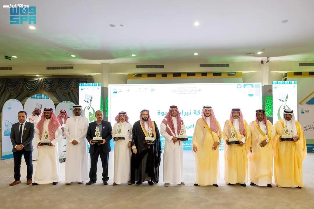 أمير الجوف يتوج الفائزين بجائزة سموه ويوجه بتكليف موظفين للعمل في اجازة عيد الاضحى