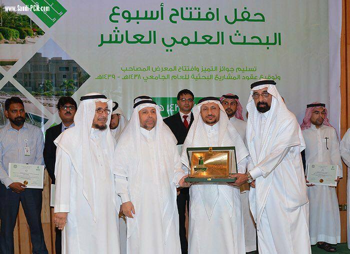 مدير جامعة الملك عبدالعزيز بجدة يحتفي بأعضاء هيئة التدريس والطلاب  الفائزين بجوائز التميز المعرفي