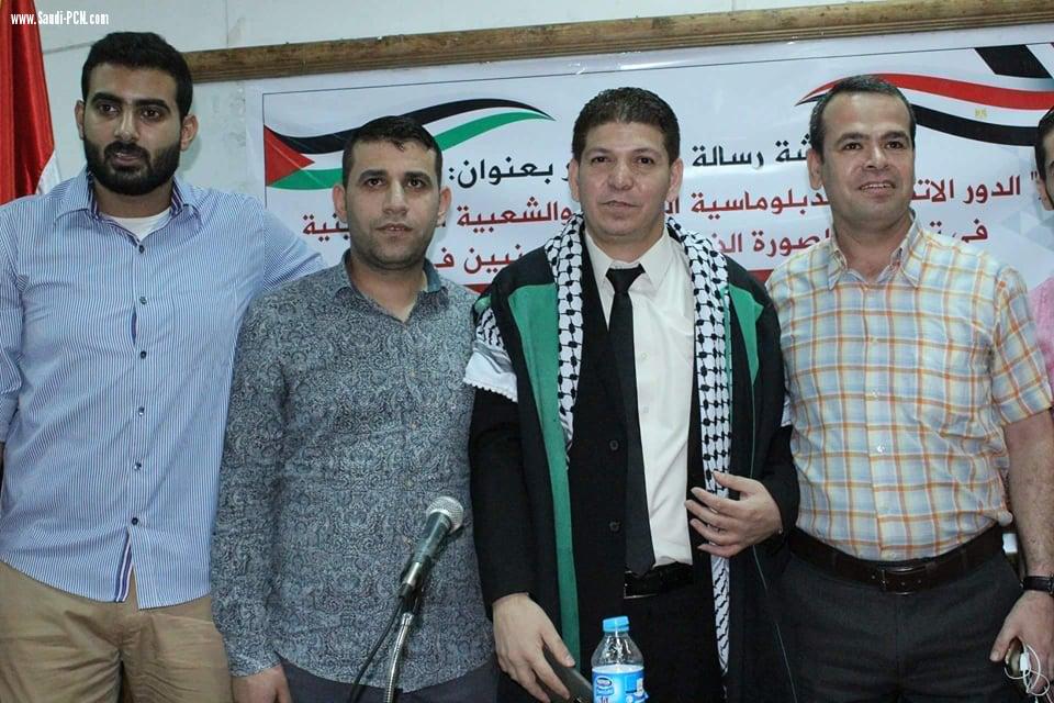 معهد البحوث يمنح الباحث الفلسطيني حسن المدهون درجة الماجستير في الإعلام