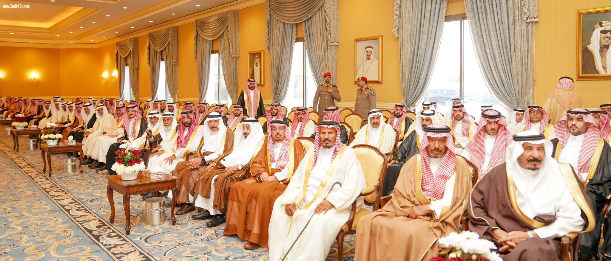 أمير منطقة تبوك يؤدّي صلاةَ عيد الأضحى المبارك مع جموع المصلين ويستقبل المهنئين