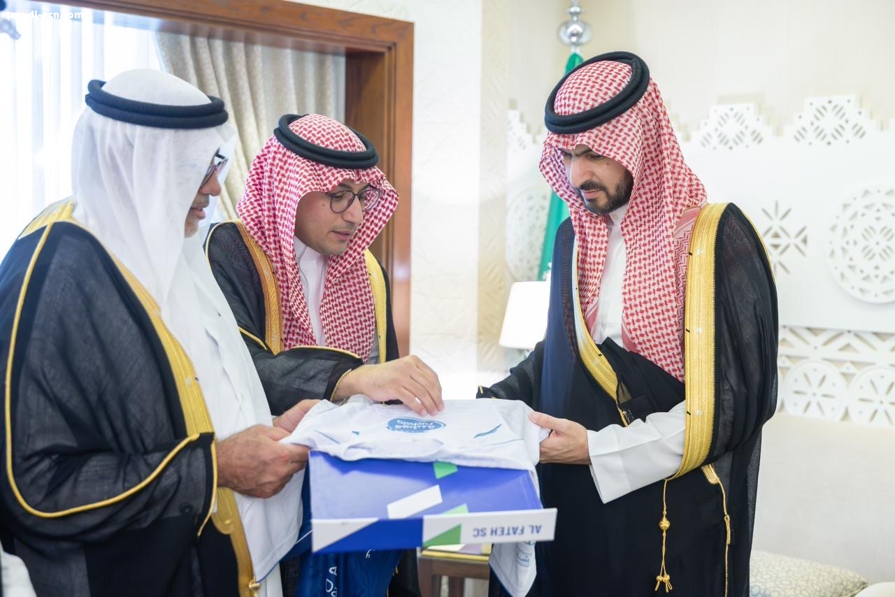 أمير المنطقة الشرقية ونائبه يستقبلان مجلس إدارة نادي الفتح