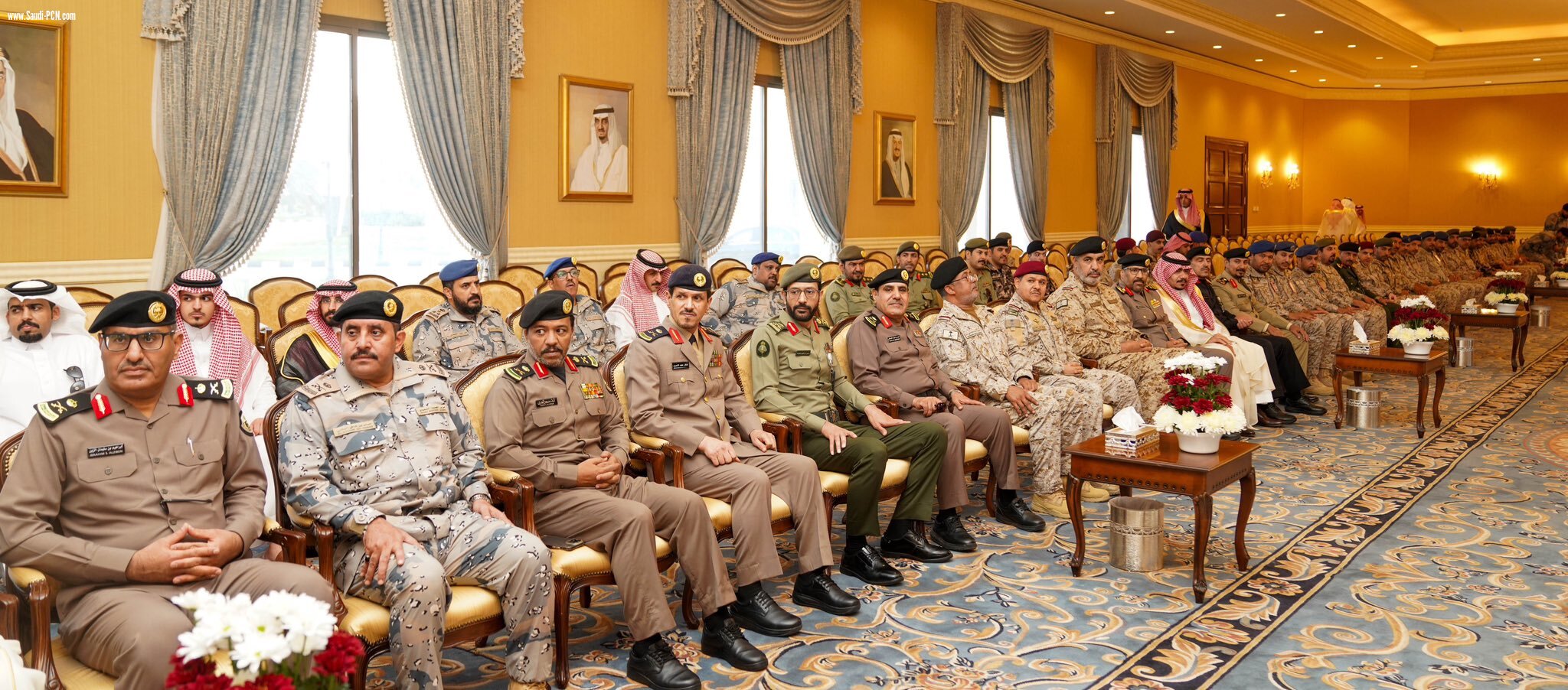 أمير منطقة تبوك يؤدّي صلاةَ عيد الأضحى المبارك مع جموع المصلين ويستقبل المهنئين