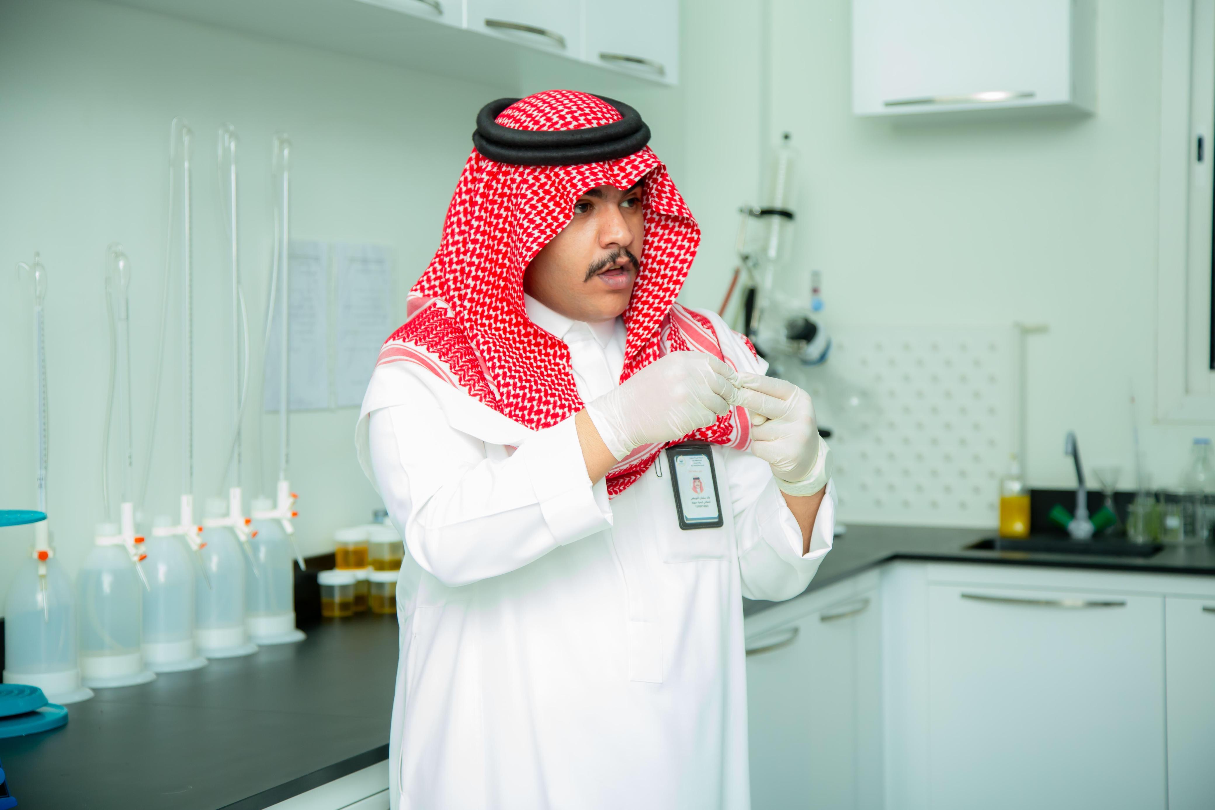 مختبر أمانة تبوك لسلامة الغذاء يستقبل وفدًا من قسم الكيمياء بجامعة تبوك 