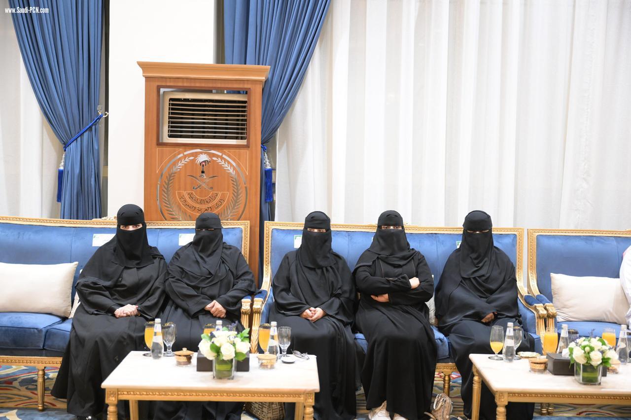 أمير الباحة يناقش المشروعات التنموية والخدمات المقدمة في محافظة القرى
