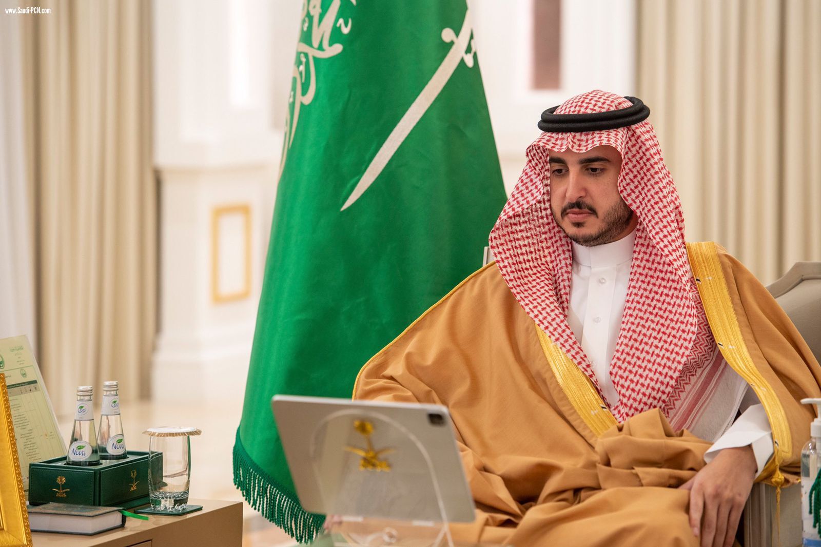 الأمير فيصل بن نواف أمير الجوف يدشن في مكتبه برنامج مبادرات المناطق بمنطقة الجوف.