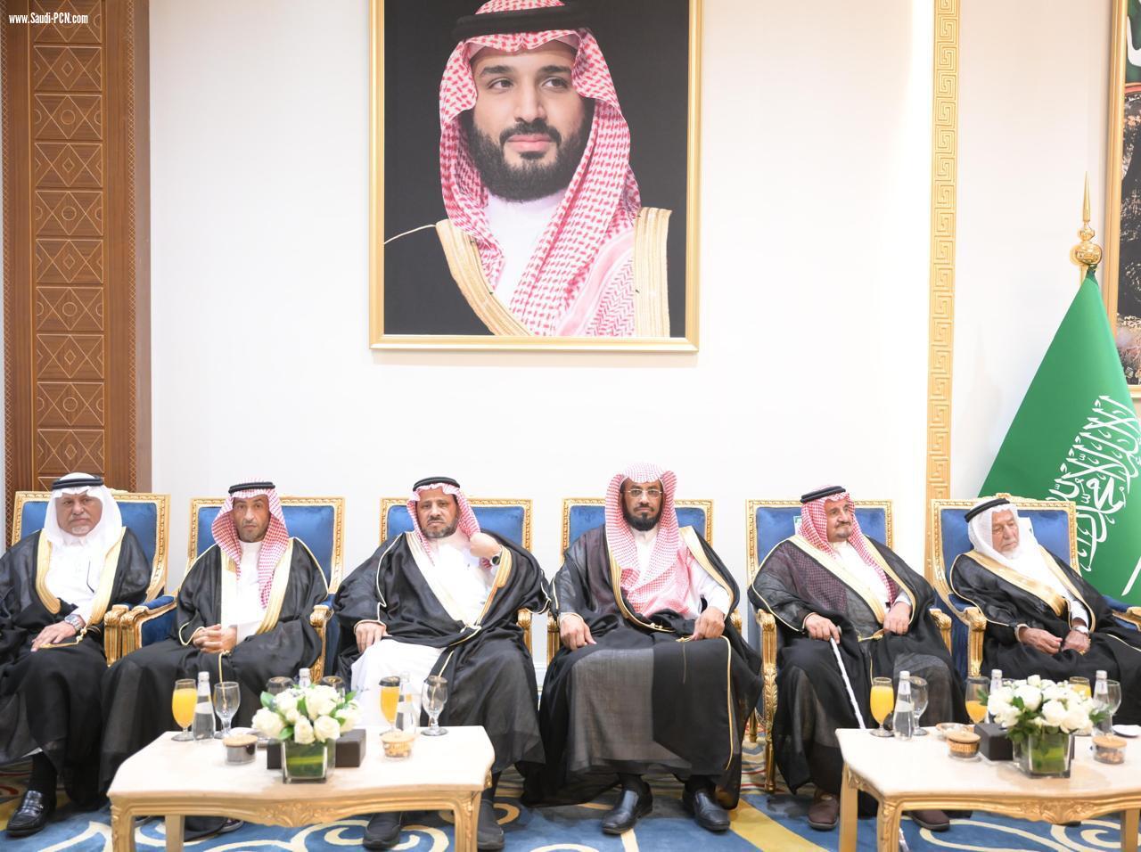 أمير الباحة يناقش المشروعات التنموية والخدمات المقدمة في محافظة القرى