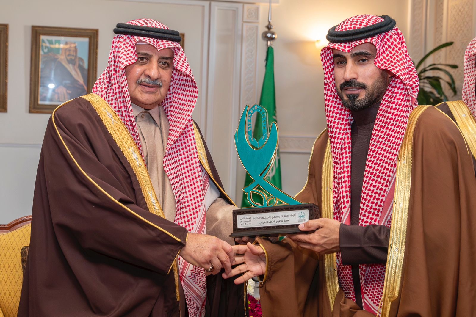 أمير منطقة تبوك يكرم الفائزين بجائزة 