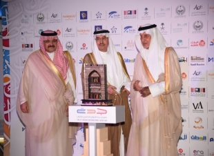 الأمير خالد الفيصل  يفتتح كتاب جدة ويكرم هاشم وأبومدين والسديري وأوبريت 