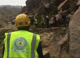 الدفاع المدني بأبها يباشر إنقاذ شاب بعد سقوطه في غدير المحتطبه 