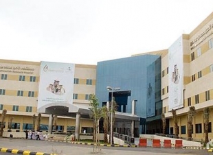 في مستشفى الأمير محمد بن عبدالعزيز   عملية دقيقة تعيد الابتسامة لمواطنة بعد اصابتها بالشلل بالجهه اليسرى من الوجه ..