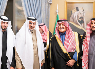 أمير منطقة تبوك يكرم المواطن فواز العنزي تقديرًا لموقفه الإنساني في تبرعه بكليته لابنة صديقه  