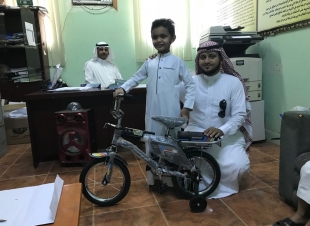 عبدالملك جماح يفوز بجائزة التميز بالصف الاول بابتدائية العباس