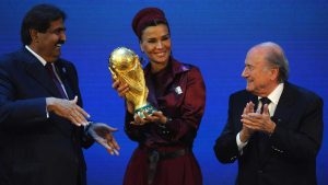 بلاتر يكشف عن تدخلات سياسية لتنظيم قطر مونديال 2022.. ويتحدث لأول مرة عن وفيات العمال في استادات الدوحة