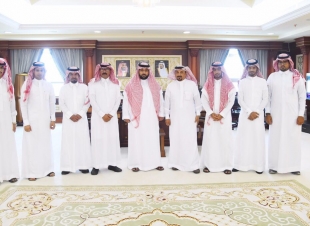 أمير جازان بالنيابة يستقبل أعضاء فريق برنامج 