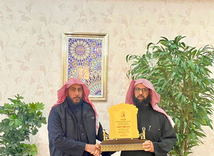 مدير البحوث العلمية والإفتاء بالشمالية يكرم الشيخ الرميزان