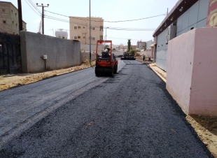 بلدية محافظة الطوال تواصل جهودها في تنمية المحافظة وقراها بصيانة وإعادة سفلتة داخل الأحياء