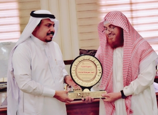 محافظ بيش يستقبل رئيس ومنسوبي المكتب التعاوني وتوعية الجاليات في المحافظة 