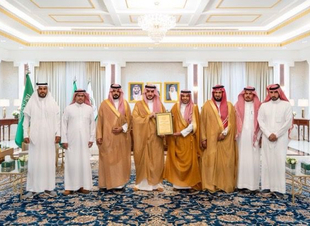 أمير الجوف يتسلّم تقرير إنجازات جمعية خدمات الحجاج لعام 1445هـ ويطّلع على جائزة لبيتم للتميز