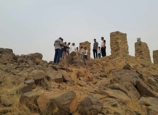 نادي الحي بالحصمة يزورون المواقع الأثرية في محافظة أحد المسارحة ضمن (المسار السياحي)