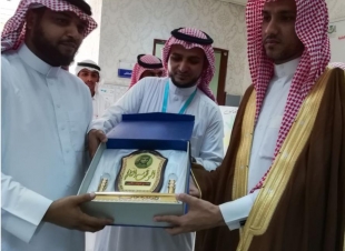 مستشفى الطوال يكرم رئيس قسم الموارد البشرية المشهور