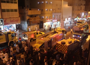 مدني العاصمة المقدسة يحتوي حريق في محلين بحجون مكة دون اصابات