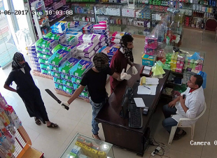 كاميرات المراقبة ترصد جريمة سطو مسلح على صيدلية بأحد المسارحة