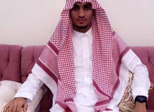 علي العبسي يهنئ والديه في جزيرة فرسان بالعيد السعيد