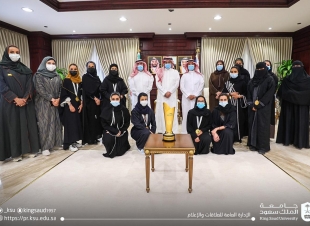 معالي رئيس جامعة الملك سعود ..يستقبل لاعبات منتخب كرة قدم للصالات 